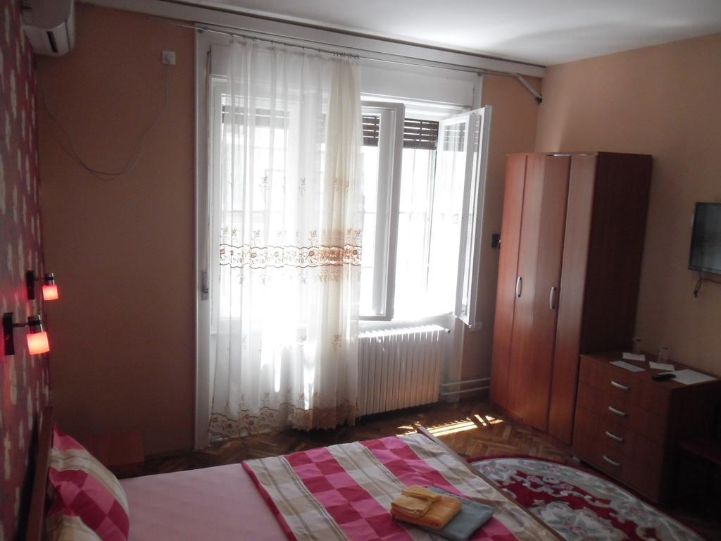 נובי סאד Family Top Rooms Bela Lada Sobe חדר תמונה