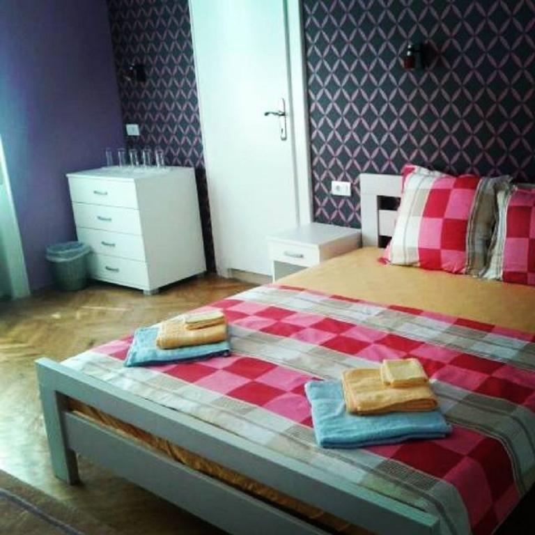 נובי סאד Family Top Rooms Bela Lada Sobe מראה חיצוני תמונה