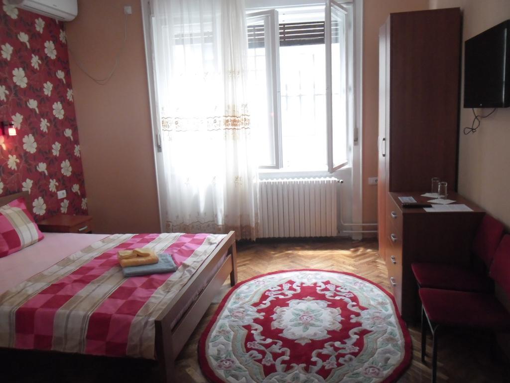 נובי סאד Family Top Rooms Bela Lada Sobe חדר תמונה
