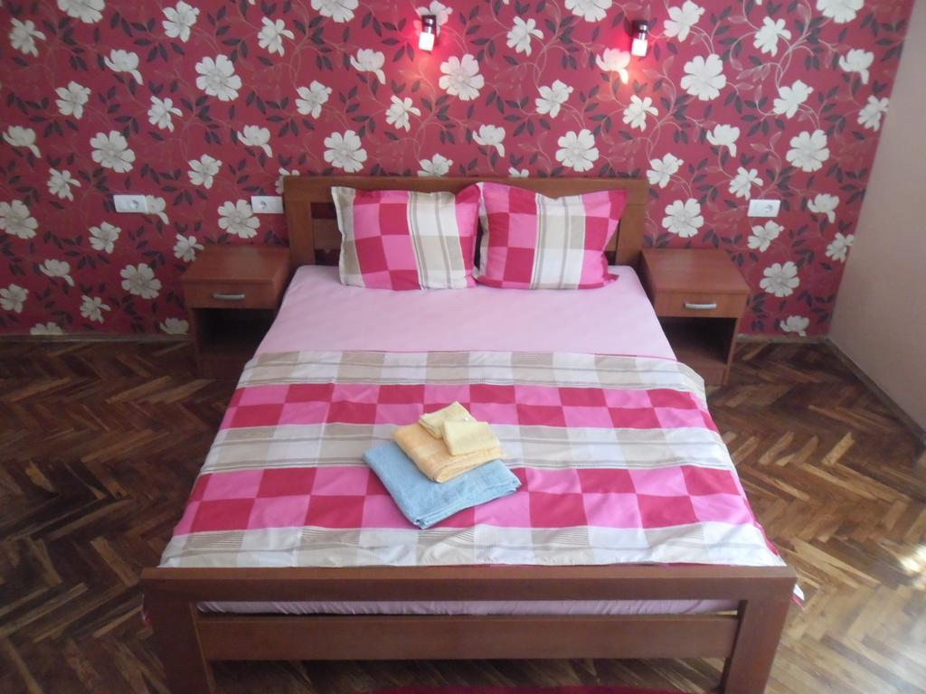 נובי סאד Family Top Rooms Bela Lada Sobe חדר תמונה
