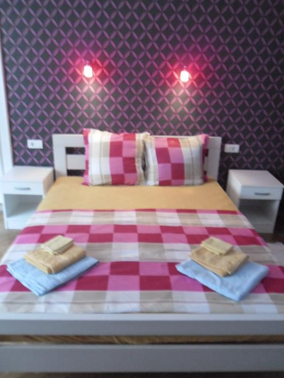 נובי סאד Family Top Rooms Bela Lada Sobe חדר תמונה