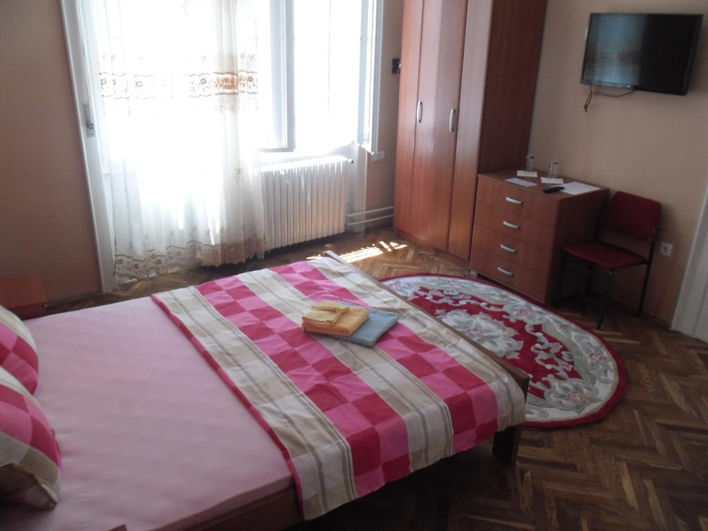 נובי סאד Family Top Rooms Bela Lada Sobe חדר תמונה