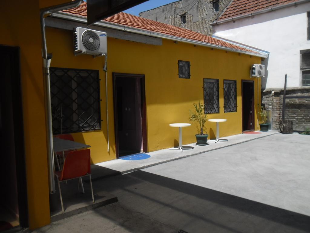 נובי סאד Family Top Rooms Bela Lada Sobe מראה חיצוני תמונה